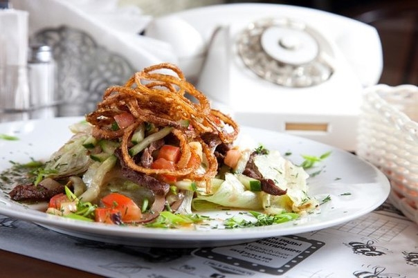 Теплый салат с телятиной и луком-фри