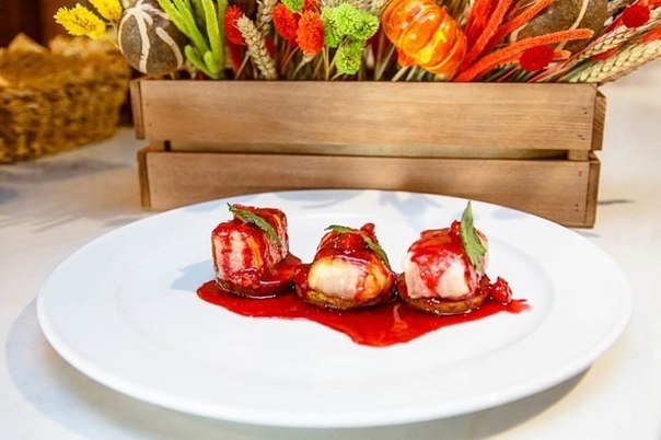 Сулугуни, запеченный в беконе на груше