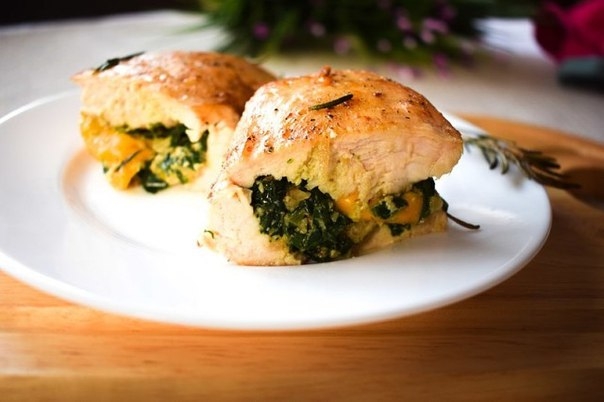 Куриная грудка со шпинатом и сыром чеддер