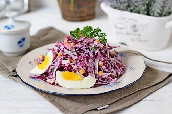 Салат из краснокочанной капусты с крабовыми палочками