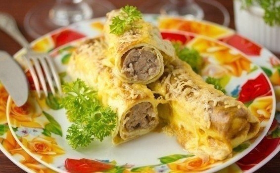 "Яичные рулетики с мясной начинкой - отличный завтрак"