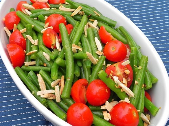 САЛАТ ИЗ СТРУЧКОВОЙ ФАСОЛИ, ПОМИДОРОВ ЧЕРРИ И МИНДАЛЯ