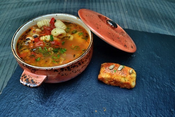 Говяжий суп, с фасолью "черный глаз", картофельными ньокками, и мини хлебушком с копченым сыром и зе