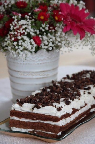 "Шоколадный торт с взбитыми сливками"