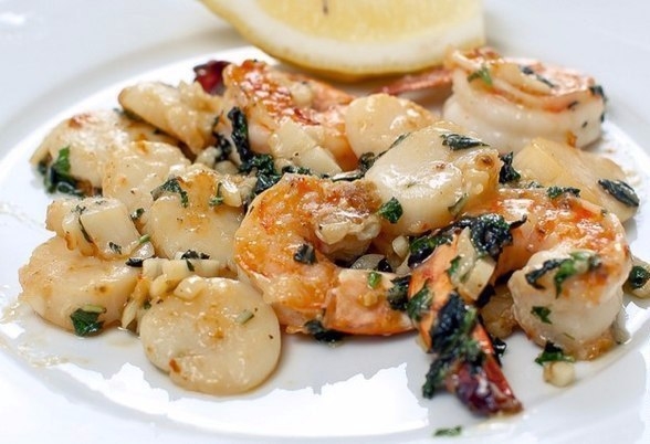 "Креветки и морские гребешки с чесноком и базиликом"