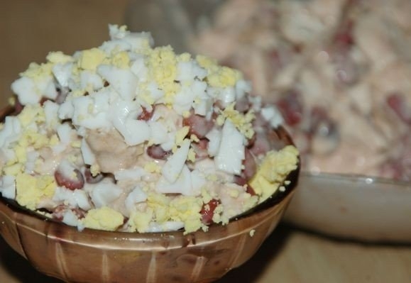 "Салат с куриным филе и красной фасолью"