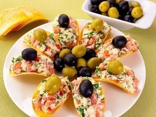 САЛАТ С ЧИПСАМИ И КОПЧЕНОЙ КОЛБАСОЙ