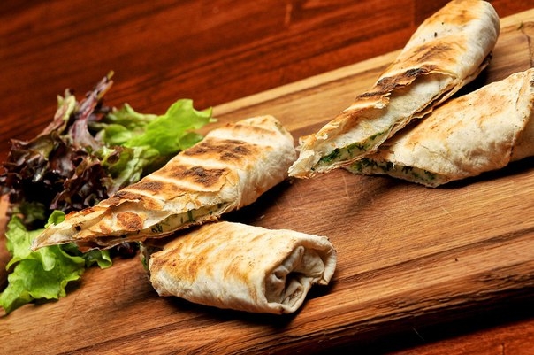 Лаваш с сулугуни и зеленью