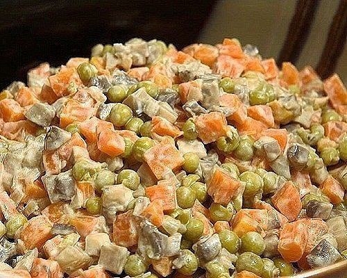 Салат с грибами и морковью удивительно вкусный и питательный, как в теплом виде, так и охлажденный. Салат с грибами и морковью удивительно вкусный и питательный, как в теплом виде, так и охлажденный.