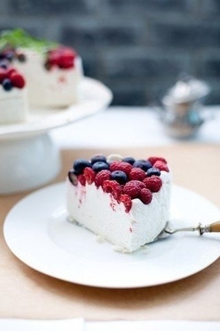 "Творожный мусс с ягодами (торт)" "Творожный мусс с ягодами (торт)"