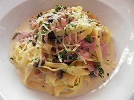 "Феттучини с ветчиной и грибами в сливочном соусе"