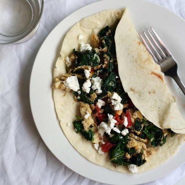 Тортилья со шпинатом, яйцом, томатом и фетой