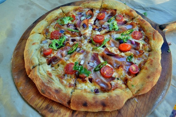 Пицца с беконом, черри, сыром сулугуни.