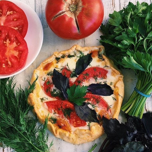 Вкусная кукурузная галета с бакинскими помидорами, моцареллой и зеленью.