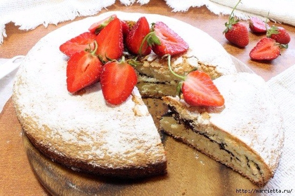 БИСКВИТНЫЙ ПИРОГ С КЛУБНИКОЙ.