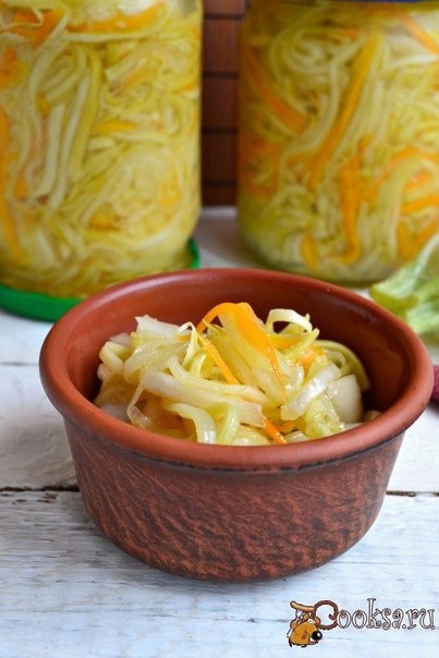 Сочный и хрустящий салат из кабачков на зиму