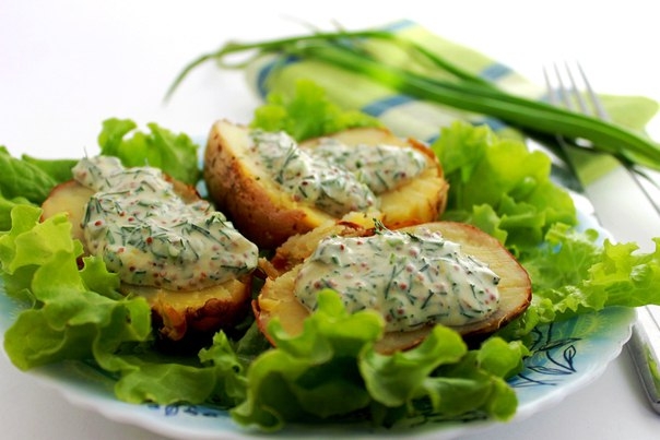 ЗАПЕЧЕННЫЙ КАРТОФЕЛЬ СО СМЕТАННЫМ СОУСОМ