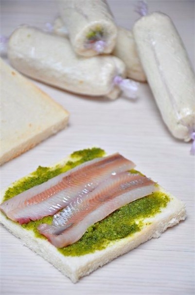 Хрустящие роллы из хлеба для тостов и рыбы - очень вкусно и просто в приготовлении! Хрустящие роллы из хлеба для тостов и рыбы - очень вкусно и просто в приготовлении!