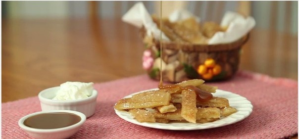 Она разрезала на полоски два пласта теста. Увидев результат, мне сразу захотелось это приготовить!