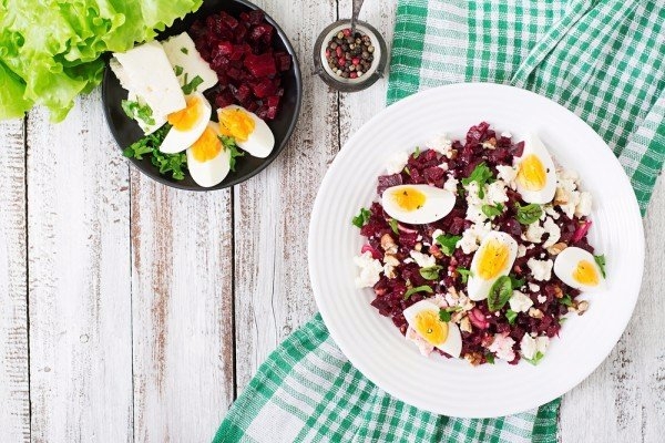САЛАТ ИЗ СВЕКЛЫ, ЯИЦ И ГРЕЦКИХ ОРЕХОВ