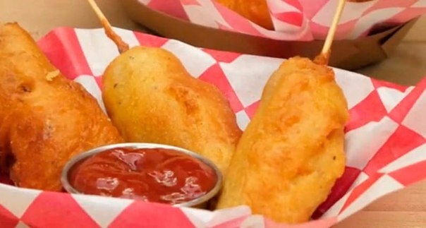 ОНА РАЗРЕЗАЛА 8 СОСИСОК, ПОТОМ ЗАПАНИРОВАЛА ИХ И ОБЖАРИЛА. ПОЛУЧИЛОСЬ НУ ОЧЕНЬ ВКУСНО!