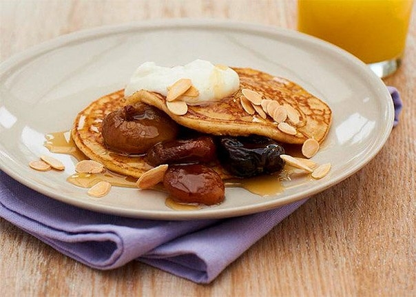 Блинчики с сухофруктами, йогуртом и медом