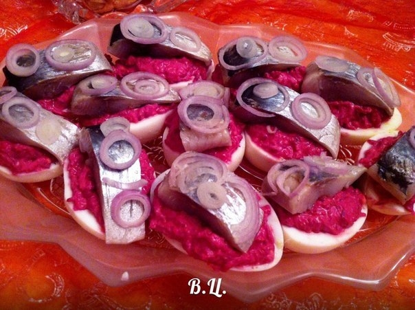 Закуска из сельди и свеклы в яйце