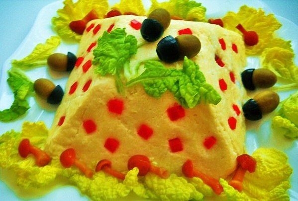 САЛАТ "У ЛУКОМОРЬЯ"