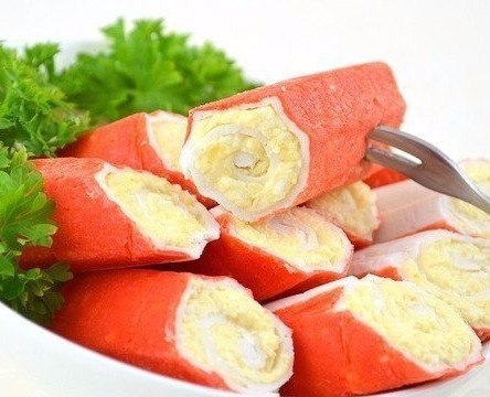 Фаршированные крабовые палочки.