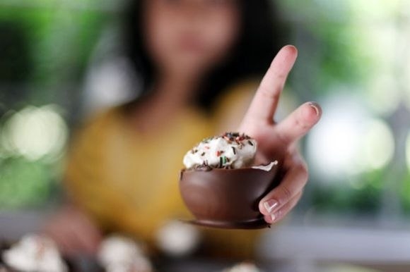 ВАЗОЧКИ ИЗ ШОКОЛАДА ДЛЯ СЛАДКИХ ДЕСЕРТОВ ВАЗОЧКИ ИЗ ШОКОЛАДА ДЛЯ СЛАДКИХ ДЕСЕРТОВ