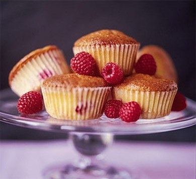 Банановые маффины с малиной.