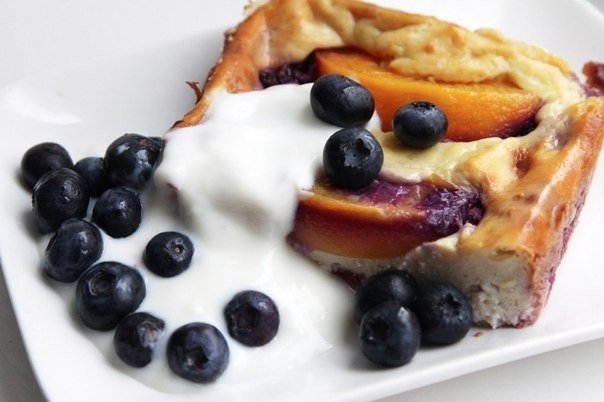 Запеканочка из рикотты с ягодами и персиками