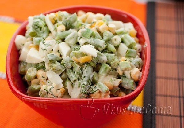 Салат из спаржевой фасоли с кукурузой