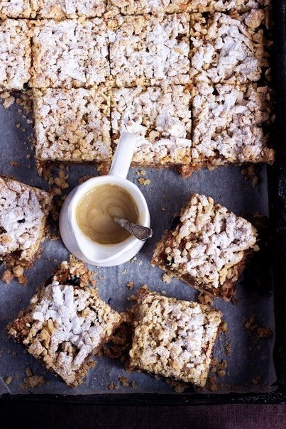 Яблочный пирог с карамельным соусом