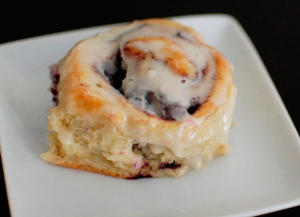 БУЛОЧКИ С КОРИЦЕЙ И ЧЕРНИКОЙ "УЛИТКИ"