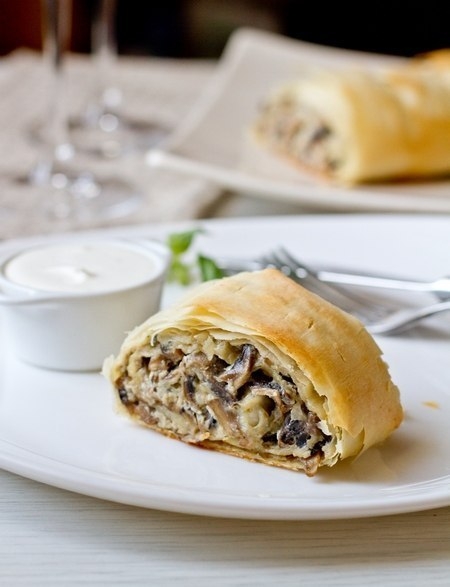 ЗАКУСОЧНЫЙ ШТРУДЕЛЬ С ГРИБАМИ И СЫРОМ
