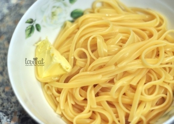 Паста с шампиньонами и креветками под сливочным соусом с базиликом. Паста с шампиньонами и креветками под сливочным соусом с базиликом.