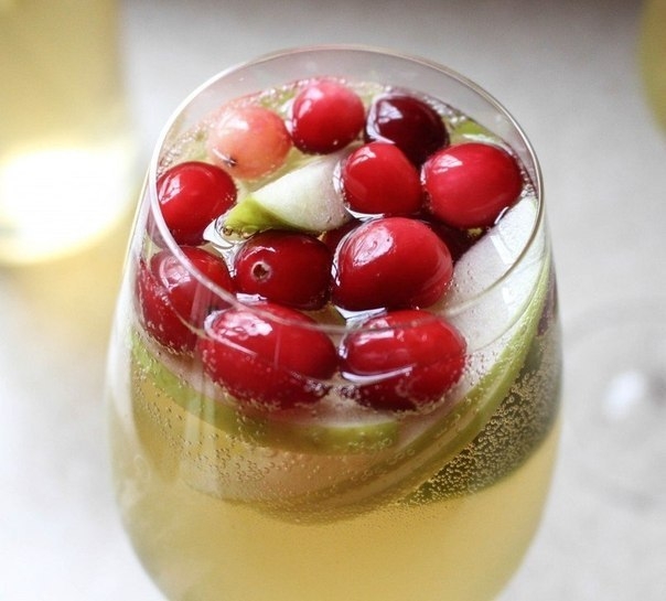 Белая клюквенная сангрия Белая клюквенная сангрия