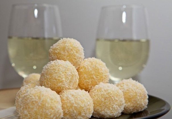 Очень вкусные шарики, немного похожие на известные конфеты. Вместо тысячи слов... лучше съешьте шари