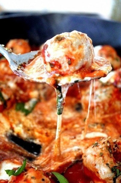 "Индюшачьи фрикадельки в остром томатном соусе под сыром"