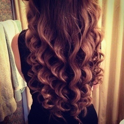 Так как желатин содержит много протеина, необходимого для «строительства» волоса и ногтевых пластин.