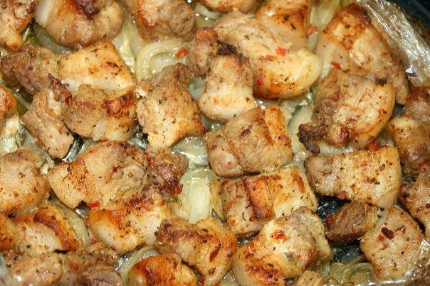 Шашлык в духовке на луковой подушке