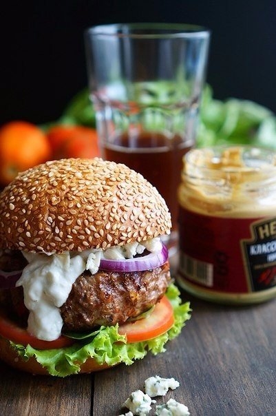 Сочный гамбургер с соусом из голубого сыра. Результат не оставит никого равнодушным!