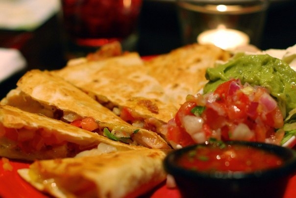 Кесадилья с курицей и эмменталем