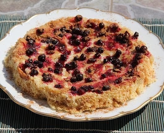 Шарлотка с яблоками, приготовленная в микроволновой печи