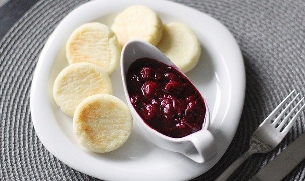 Сырники без пшеничной муки и вишневый соус