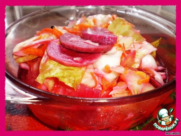 Такая капустка получается хрустящей, очень красивого розового цвета и очень вкусной и ароматной!