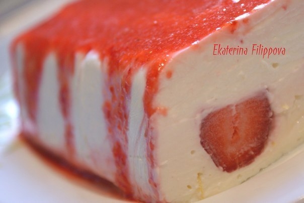 Творожный десерт с клубничным соусом