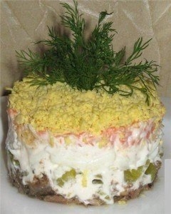 Салат слоеный со шпротами, морковью и яйцами