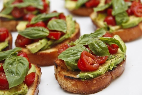Брускетта с авокадо и томатами.